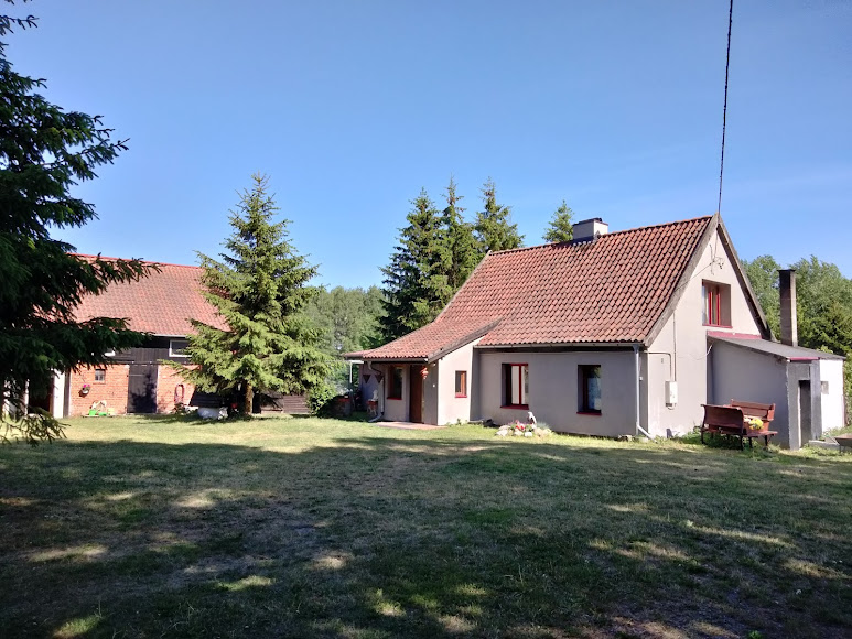 widok-ogolny-domek-i-stajnia-1